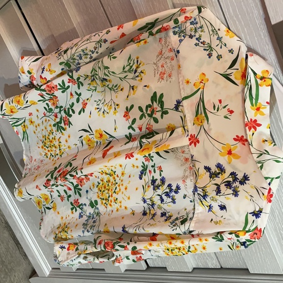 Yellow flower adjustable sleeve blouse - Picture 4 of 5